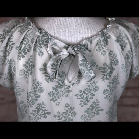 Lauren Conrad Pleat Neck Keyhole Tie Back Top Floral Green White EUC Sz Sm - Picture 9 of 11